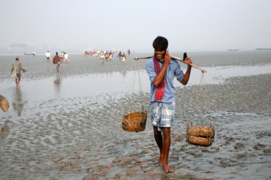 hareket eden telefon kapakları ve sundarbans ormanlarda, Batı bengal, Hindistan'ın en uzak bölgelerinde sinyal