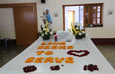 Türbesi teresa Kalküta, Batı bengal, Hindistan taze çiçeklerle süslenmiş, anne