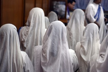 Rahibeler Rahibe teresa'nın misyonerler sadaka anne evi, Kalküta, Hindistan kilisede dua