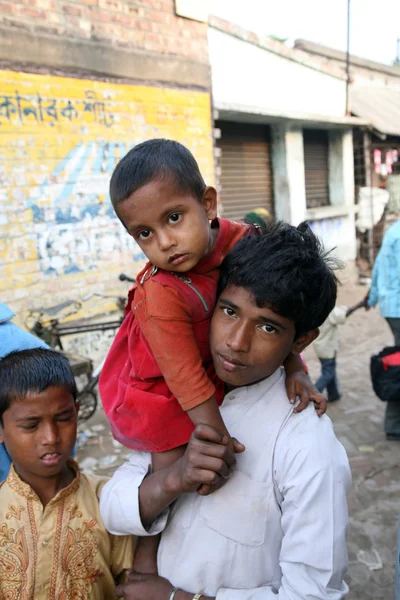 Alindra jana onun küçük kız kardeşi sabita holding uzak köy kumrokhali, Batı bengal, Hindistan — Stok fotoğraf