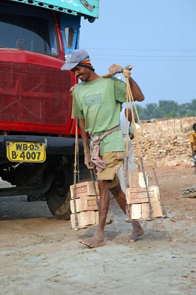 Brick field workers carrying complete finish brick from the kiln, and loaded it onto a truck — Stock Photo, Image