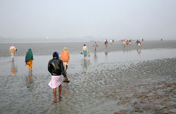 Under lågvatten faller vattnet i floden malta så låga att människor går till den andra stranden i konservering stad, Indien — Stockfoto