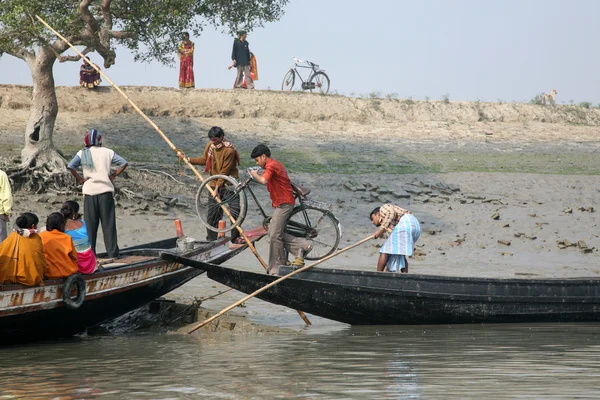 Träbåt korsar floden ganges i gosaba, Västra bengal, Indien. — Stockfoto