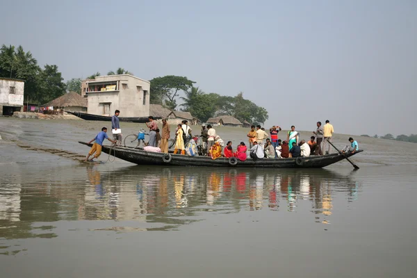Houten boot kruist de ganges rivier in gosaba, west-Bengalen, india. — Stockfoto