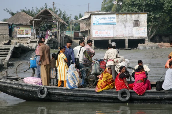 Drewniane łódź przecina rzekę ganges w gosaba, bengal zachodni, Indie. — Zdjęcie stockowe