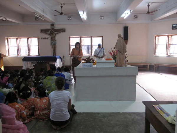 Des pèlerins prient près de la tombe de Mère Teresa à Kolkata, Bengale occidental, Inde — Photo