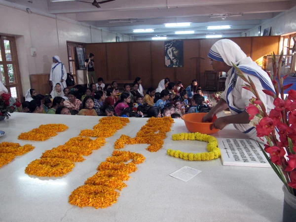 Могила Матери Терезы, украшенная свежими цветами в Калькутте, Западная Бенгалия, Индия — стоковое фото