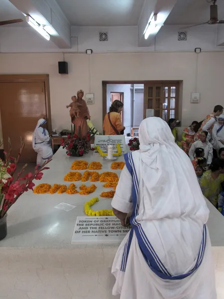 Tombeau de Mère Teresa, décoré de fleurs fraîches à Kolkata, Bengale occidental, Inde — Photo