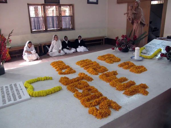 Schwestern beten neben dem Grab von Mutter Teresa in Kolkata, Westbengal, Indien — Stockfoto