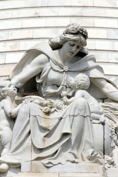 母亲，这座雕像在圆顶上的维多利亚女王纪念碑、 加尔各答、 印度 — 图库照片