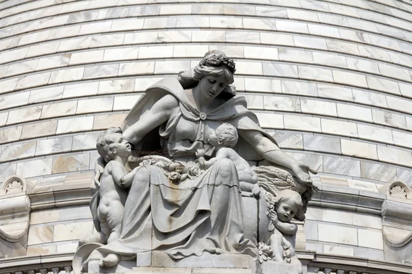 Maternidad, la estatua en la cúpula del Victoria Memorial, Calcuta, India —  Fotos de Stock