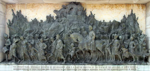 Bronzen monument paneel aan de Queen victoria memorial gebouw in kolkata, india — Stockfoto