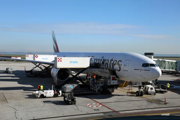 Emirates Boeing 777 at Venice Airport — Stock Photo, Image