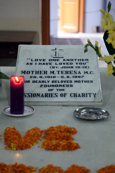 Могила Матери Терезы, украшенная свежими цветами в Калькутте, Западная Бенгалия, Индия — стоковое фото