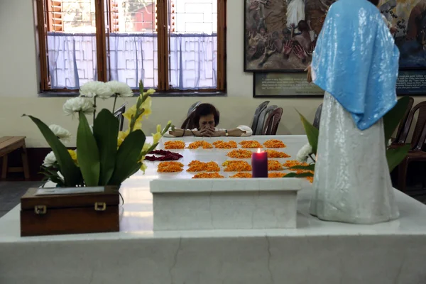 Pelgrims bid naast het graf van moeder teresa in kolkata, west-Bengalen, india — Stockfoto