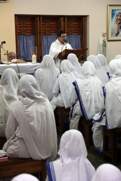 Sisters of Mother Teresa's Missionaries of Charity in prayer in the chapel of the Mother House, Kolkata, India — Stock Photo, Image