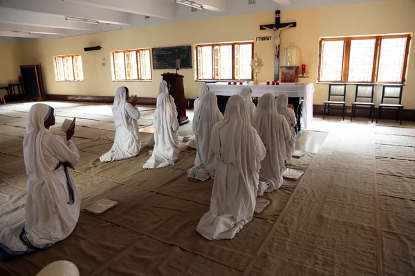 Suore delle Missionarie della Carità di Madre Teresa in preghiera nella cappella della Casa Madre, Calcutta, India — Foto Stock