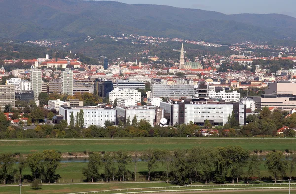 Edifício nacional croata de rádio e televisão e a cidade de Zagreb em segundo plano — Fotografia de Stock