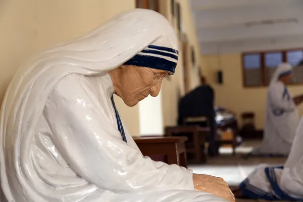 Die Statue von Mutter Teresa in der Kapelle des Mutterhauses, Kolkata, Indien — Stockfoto