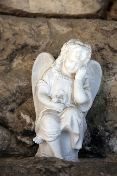 Um anjo de porcelana de luto branco no cemitério de Mirogoj, Zagreb, Croácia — Fotografia de Stock