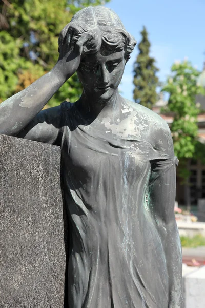 Detalhe de uma escultura de luto em um cemitério de Mirogoj, Zagreb, Croácia — Fotografia de Stock