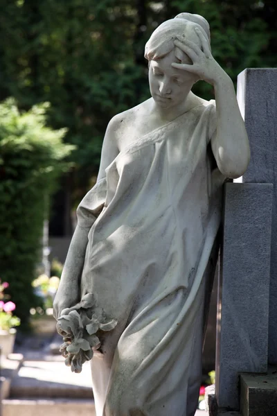 Detalii despre o sculptură de doliu pe un cimitir din Mirogoj, Zagreb, Croația — Fotografie, imagine de stoc