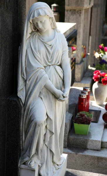 Detalj av en sorg skulptur på en mirogoj cemetery i zagreb, Kroatien — Stockfoto
