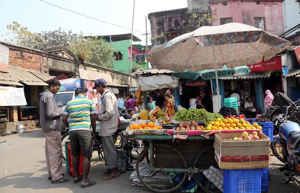 Street trader säljer frukt utomhus i Kolkata Indien — Stockfoto