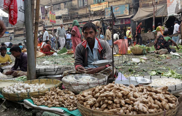 Straathandelaar verkoopt groenten buiten in Kolkata India — Stockfoto