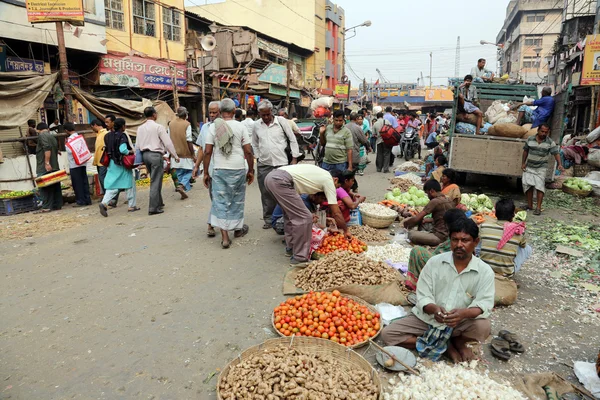 Street trader säljer grönsaker utomhus i Kolkata Indien — Stockfoto