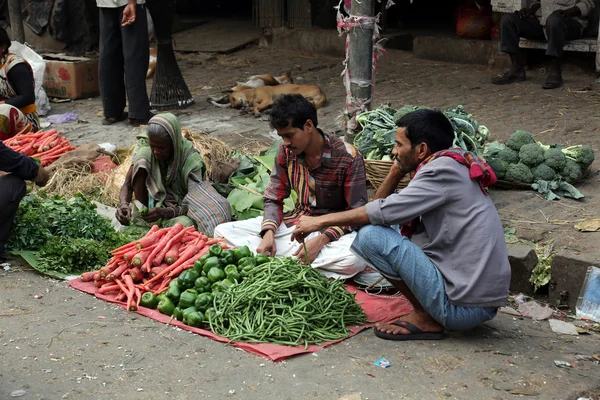 Street trader säljer grönsaker utomhus i Kolkata Indien — Stockfoto