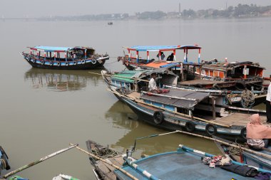 dock, Kalküta, Hindistan yolcularla bekleyen nehir tekneleri