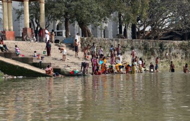 Kalküta, Hindistan dakshineswar kali Tapınağı hindu insanlar ghat banyo yakın:
