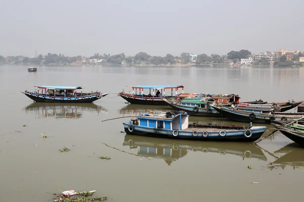 Barcos fluviales esperando a los pasajeros en el muelle, Kolkata, India — Foto de Stock