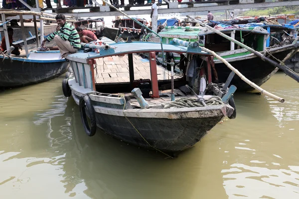 Rzeki łodzi czeka pasażerów na stacji dokującej, Kalkuta, Indie — Zdjęcie stockowe