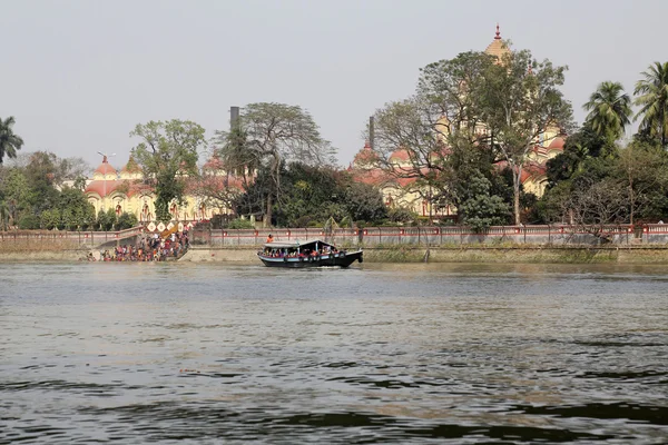 Kalküta, Hindistan dakshineswar kali Tapınağı hindu insanlar ghat banyo yakın: — Stok fotoğraf