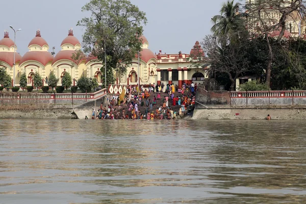 Gente hindú bañándose en el ghat cerca del templo de Dakshineswar Kali en Calcuta, India — Foto de Stock