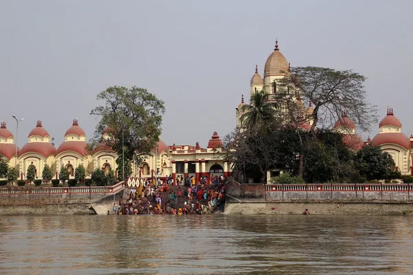 コルカタ、インドにダクシネーシュワル ・ カーリー寺院付近のガートで入浴ヒンドゥー教の人々 — ストック写真