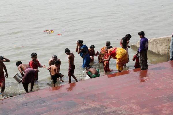 Gente hindú bañándose en el ghat cerca del templo de Dakshineswar Kali en Calcuta, India — Foto de Stock