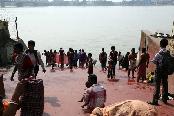 Gente hindú bañándose en el ghat cerca del templo de Dakshineswar Kali en Calcuta, India — Foto de Stock