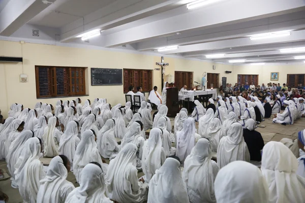 Hermanas de las Misioneras de la Caridad de la Madre Teresa en la Misa en la capilla de la Casa Madre, Calcuta — Foto de Stock