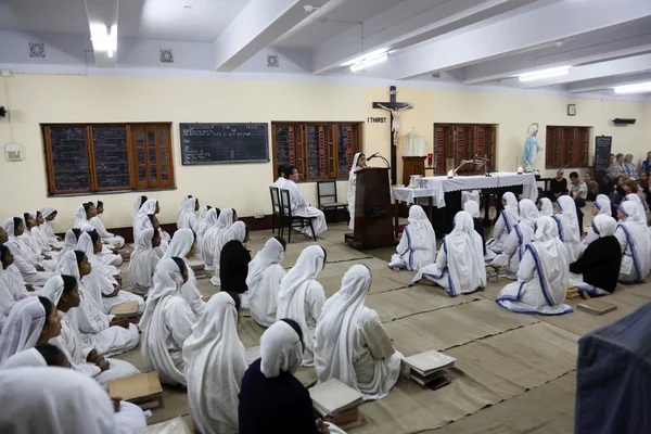 Suore delle Missionarie della Carità di Madre Teresa a Messa nella cappella della Casa Madre, Calcutta — Foto Stock