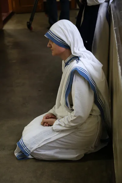 कोलकाताच्या मदर हाऊसच्या चॅपलमध्ये मास येथे मदर टेरेसाच्या मिशनरीज ऑफ चॅरिटीच्या बहिणी — स्टॉक फोटो, इमेज
