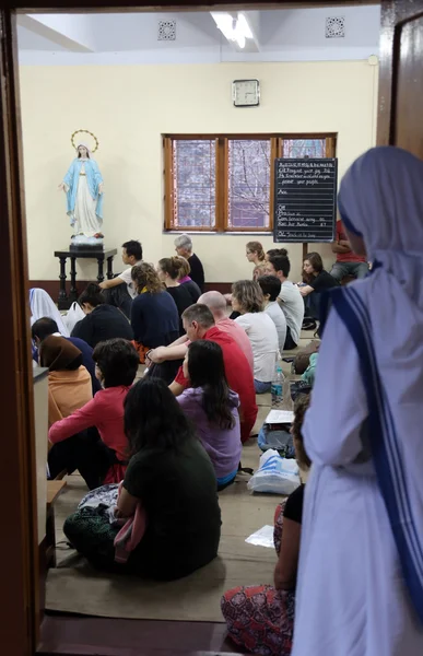 Systrar av Moder teresa missionärer av välgörenhet och volontärer från hela världen samlas i kapell av mor huset, kolkata — Stockfoto