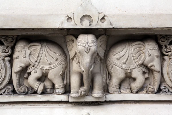 Kamenné sochy v hinduistický chrám birla mandir v Kalkata, Indie — Stock fotografie