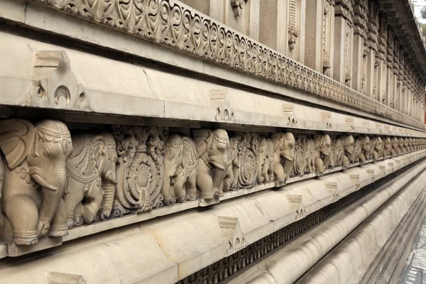 Sculptures en pierre dans le temple hindou Birla Mandir à Kolkata, Inde — Photo