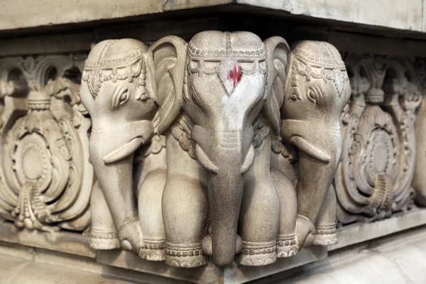 Sculptures en pierre dans le temple hindou Birla Mandir à Kolkata, Inde — Photo