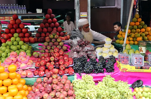 Street trader sell fruits outdoor in Kolkata — Stock Photo, Image