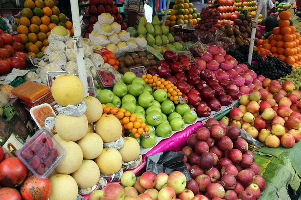 Marché fermier asiatique vendant des fruits frais — Photo