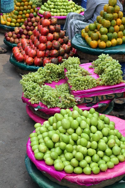 Mercato agricolo asiatico che vende frutta fresca — Foto Stock